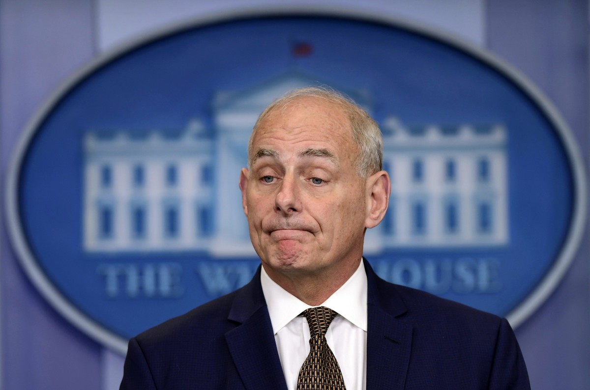 ARCHIV - 12.10.2017, USA, Washington: ARCHIV�- Donald Trumps Stabschef John Kelly h�rt bei der t�glichen Pressekonferenz am 12.10.2017 im Wei�en Haus in Washington einem Reporter zu. (zu dpa: �Ex-Stab ...