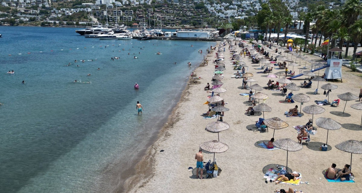 Turkish citizens spent their Eid al-Adha holiday on the shores MUGLA, TURKIYE - JUNE 7: A general view of crowds of vacationers filling the beach in Gundogan neighborhood as people enjoy the second da ...