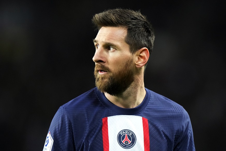 11.01.2023, Frankreich, Paris: Fußball: Ligue 1, Frankreich, 18. Spieltag, Paris Saint-Germain - SCO Angers: Lionel Messi von PSG schaut während des Spiels zu. Foto: Francois Mori/AP/dpa +++ dpa-Bildf ...