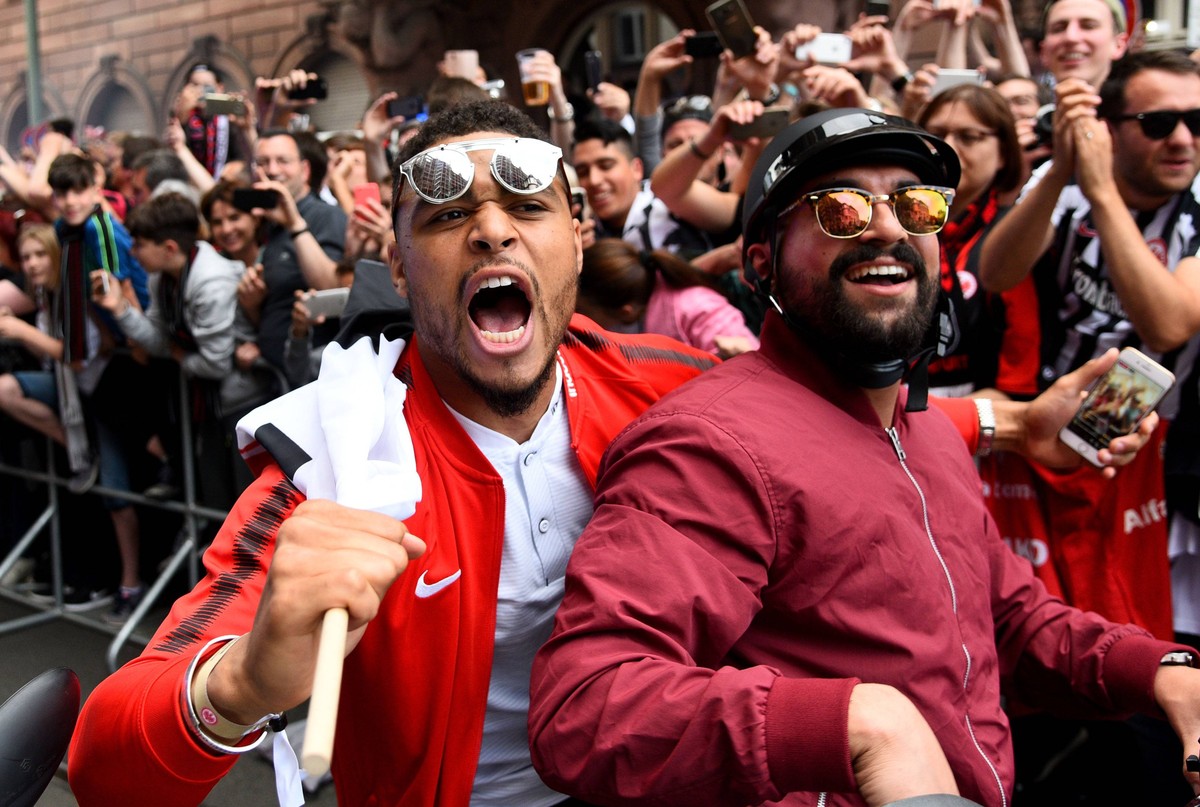 20.05.2018, xfux, Fussball, Eintracht Frankfurt Empfang am Roemer mit dem DFB Pokal, emspor, v.l. Simon Falette (Eintracht Frankfurt) jubelnd / bejubelt / jubelt / jubeln beim Autokorso durch die Fran ...