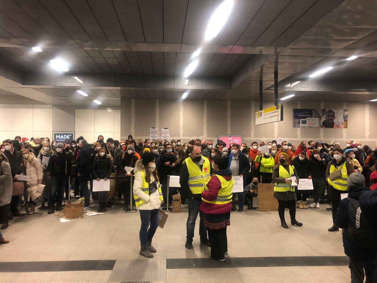 Private Helfer mit Schildern für die Unterbringung Geflüchteter in Berlin.