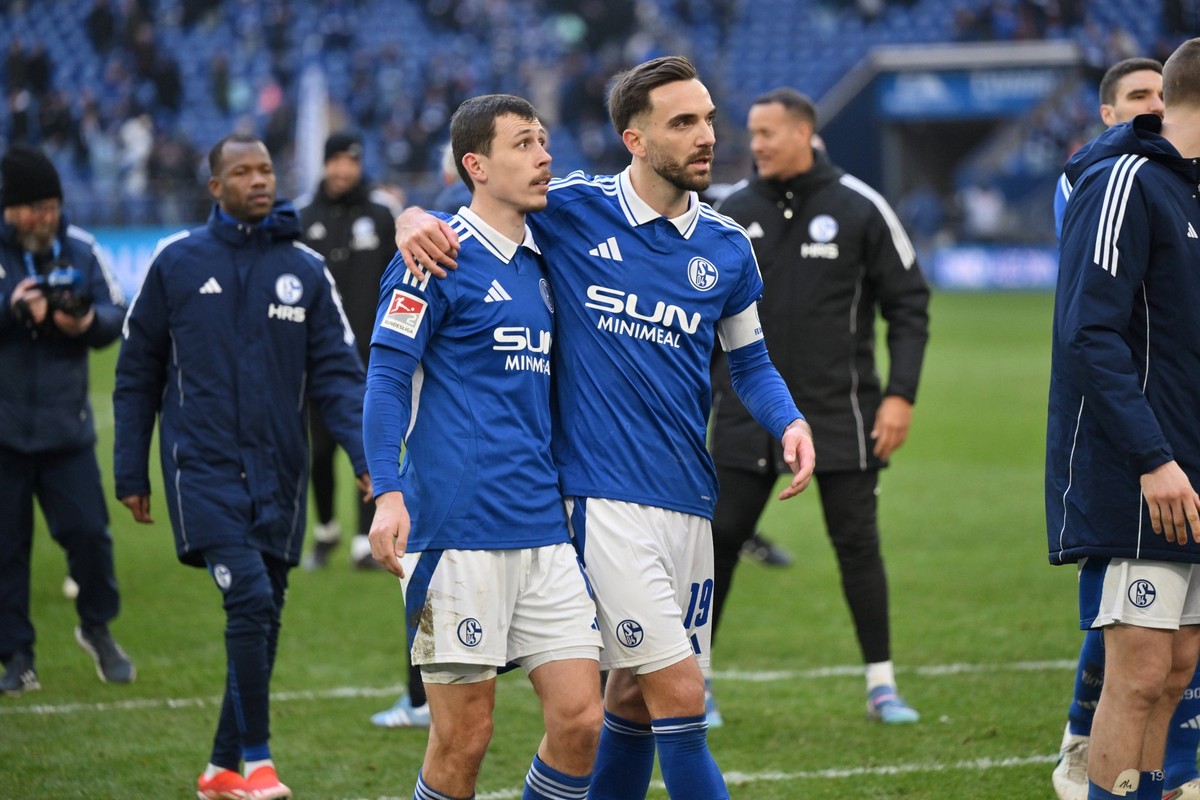 Jubel Kenan Karaman FC Schalke 04, Ron Schallenberg FC Schalke 04, v.re. 16.02.2025, Fussball 2. Bundesliga, 22. Spieltag, Saison 2024/2025 FC Schalke 04 - Karlsruher SC 2:1 Foto: Maik H