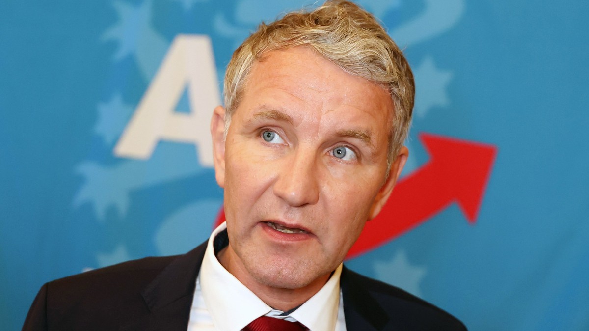 dpatopbilder - 27.04.2024, Thüringen, Pfiffelbach: Björn Höcke, Vorsitzender der AfD in Thüringen, steht beim Landesparteitag der AfD Thüringen im Tagungssaal und spricht mit Journalisten. Der Landesp ...