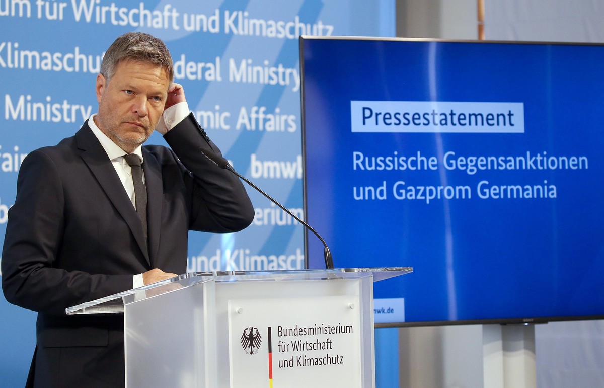 Robert Habeck (Bündnis90/Grüne), Bundeswirtschaftsminister, gibt in seinem Ministerium ein Statement zu den russischen Sanktionen im Energiesektor. Russland hatte Sanktionen gegen die Firma Gazprom Ge ...
