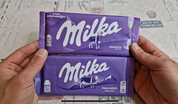 Die neue und die alte Milka-Schokolade im Vergleich.