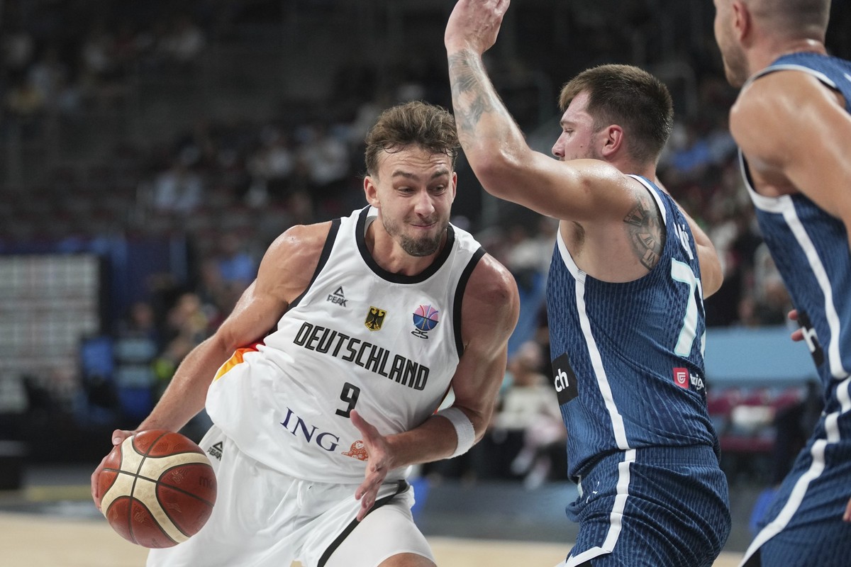 dpatopbilder - 10.09.2025, Lettland, Riga: Basketball: EM, Deutschland - Slowenien, K.o.-Runde, Viertelfinale, Deutschlands Franz Wagner (l) in Aktion gegen Sloweniens Luka Doncic. Foto: Sergei Grits/ ...