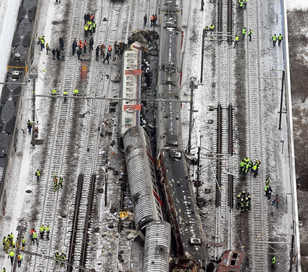 - HALLE, BELGIUM : Two passengers trains had a collision this morning around 08h30, Monday 15 February 2010, in Buizingen station, in Halle. Halle mayor announced that 20 people have died in the accid ...