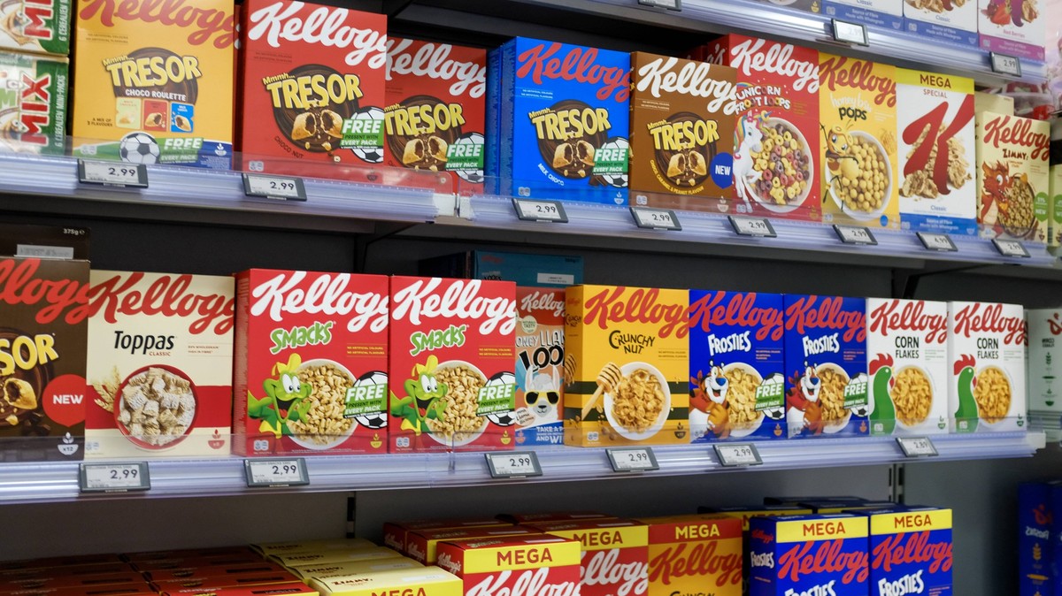 Düsseldorf 26.06.2021 Supermarkt Discounter Filiale Warenregal Regal Kellog Kellogs Cornflakes Düsseldorf Nordrhein-Westfalen Deutschland *** Düsseldorf 26 06 2021 supermarket discount store shelf Kel ...