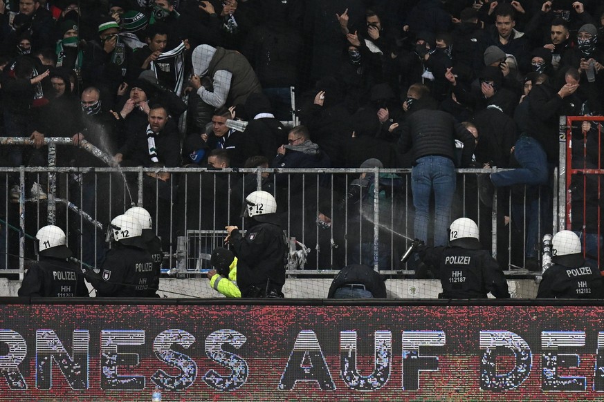 Bundesliga: Fan-Vertreter warnt vor Hooligan-Gewalt und stichelt gegen  Polizei