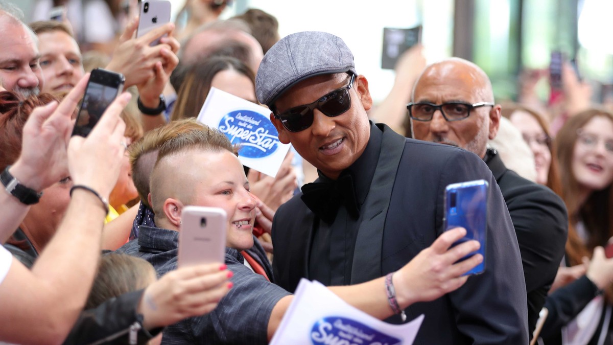 Xavier Naidoo macht Fotos mit seinen "Fans" bei DSDS "Deutschland sucht den Superstar" (DSDS) at Coloneum on April 27, 2019 in Cologne, Germany. (Photo by Andreas Rentz/Getty Image ...