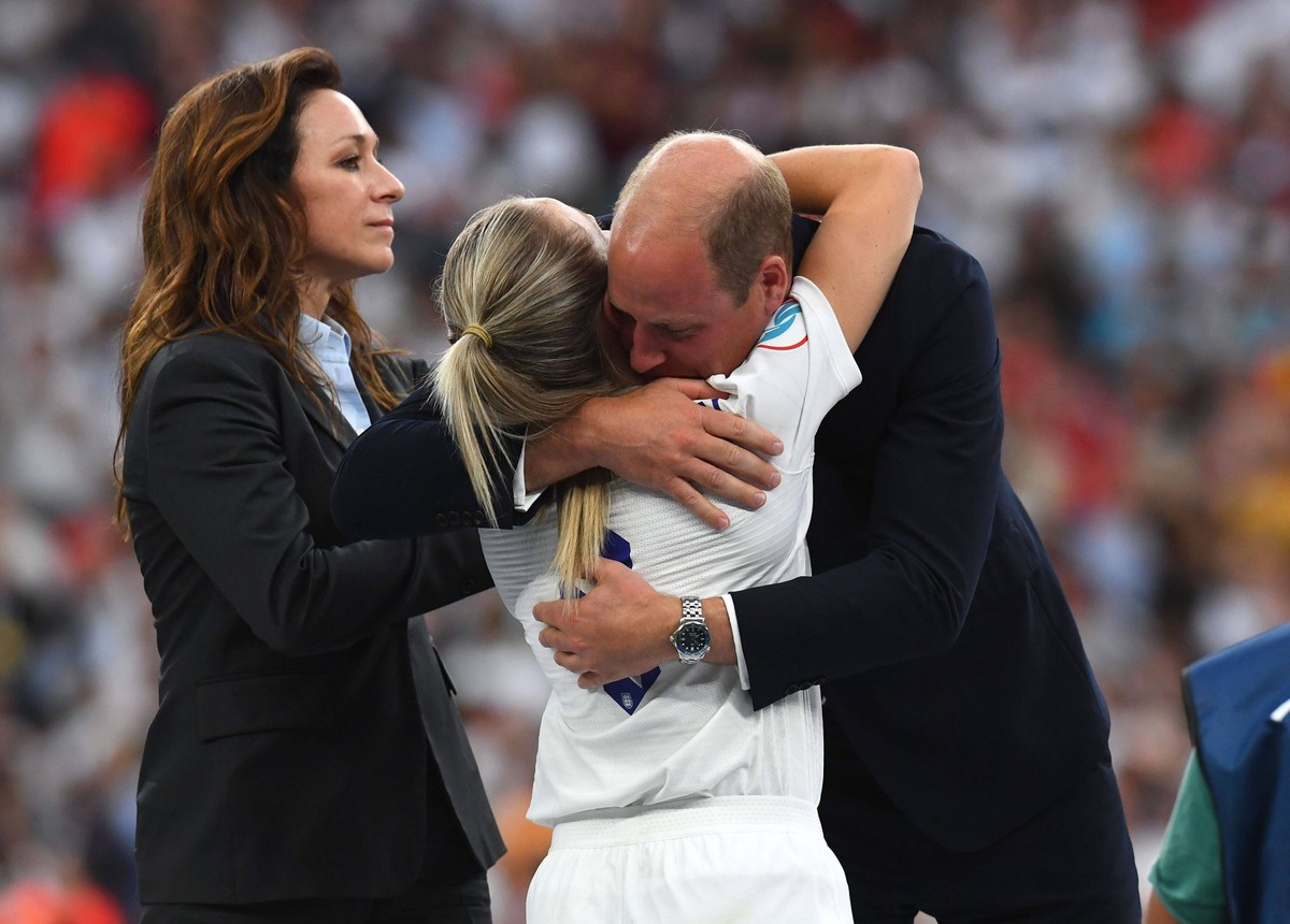 Umarmung zwischen Prinz William und Leah Williamson nach dem Spiel.
