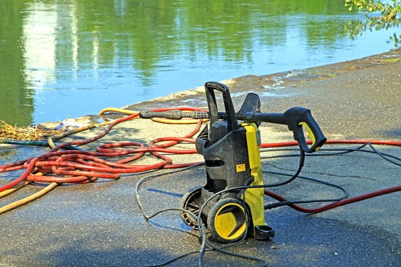 Aufräumarbeiten nach der Flut Reinigung nach der Flutkatastrophe im Juli 2021 Essen Nordrhein-Westfalen Deutschland Ruhrtal *** cleaning up after the flood cleaning up after the flood in July 2021 Ess ...