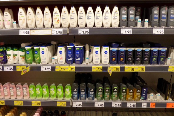 Regale im Supermarkt / Shelves in the supermarket / Haar Shampoo / Duschgel / Hygenie / Artikel Regale im Supermarkt / Shelves in the supermarket / Haar Shampoo / Duschgel / Hygenie / Artikel *** Shel ...