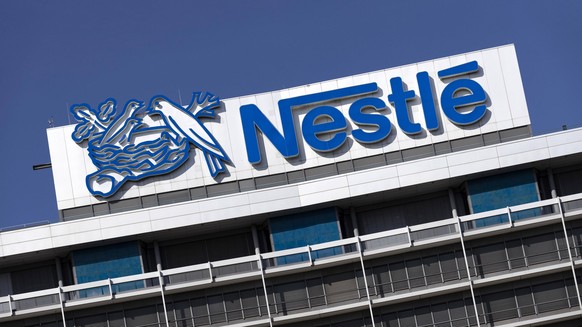 Nestlé-Logo Nestle auf dem Dach der Deutschlandzentrale der NestlÃ Deutschland AG. Der Nahrungsmittelriese Nestle verkauft seine chinesische Wassersparte an die Tsingtao Brewery Group. Frankfurt, 27.0 ...