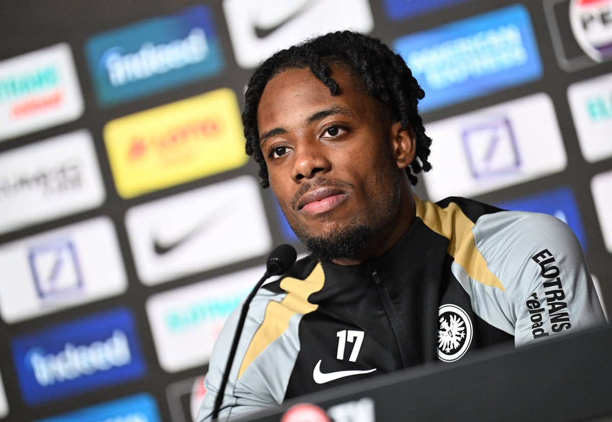 28.01.2025, xjhx, Fussball 1.Bundesliga, Eintracht Frankfurt - Pressekonferenz Elye Wahi v.l. Elye Wahi Eintracht Frankfurt DFL/DFB REGULATIONS PROHIBIT ANY USE OF PHOTOGRAPHS as IMAGE SEQUENCES and/o ...