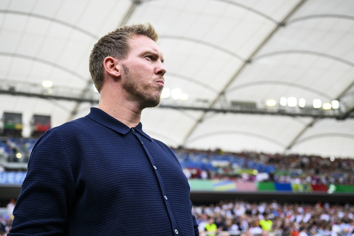 05.07.2024, Baden-Württemberg, Stuttgart: Fußball: EM, Spanien - Deutschland, Finalrunde, Viertelfinale, Stuttgart Arena, Bundestrainer Julian Nagelsmann steht vor dem Spiel im Stadion. (zu dpa: «Nati ...