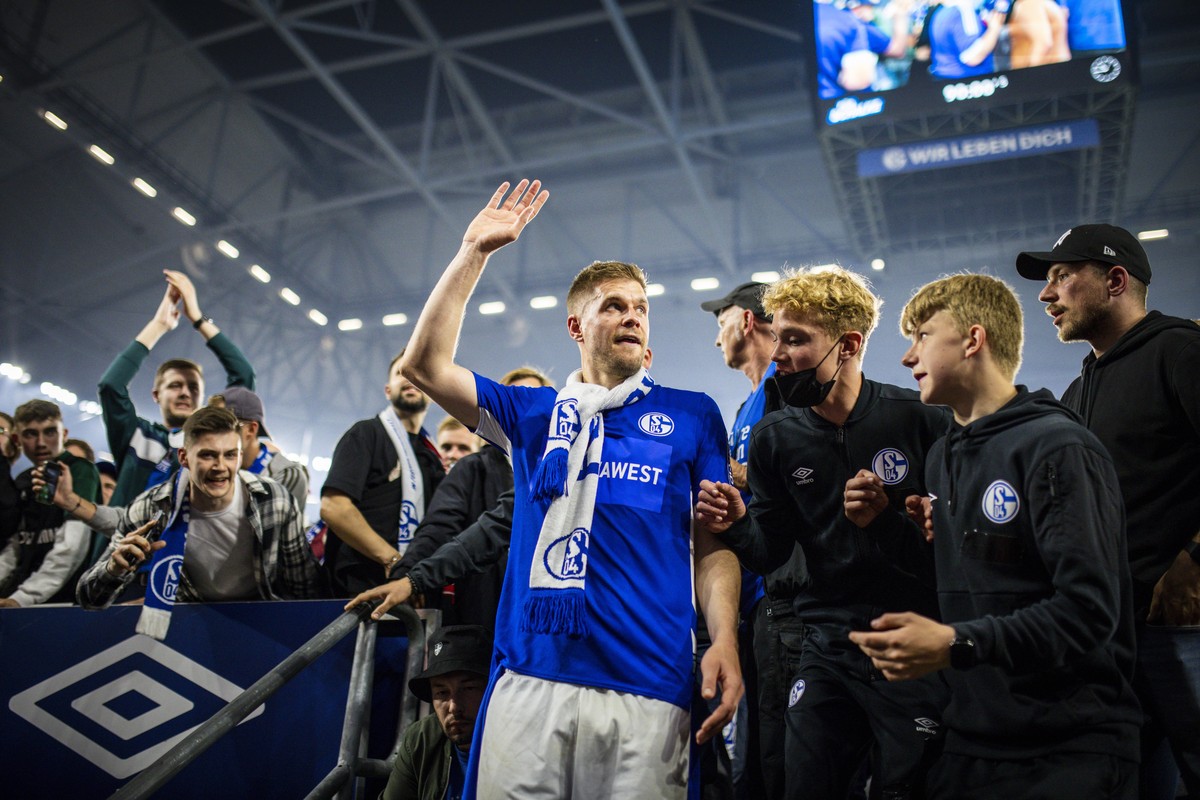 Schalke Fans feiern den Aufstieg mit Simon Terodde S04 FC Schalke 04 - St. Pauli 07.05.2022, Fussball Saison 2021/22 Foto: Moritz M