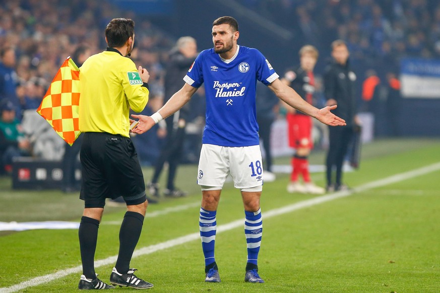 19.12.2018, xtgx, Fussball 1.Bundesliga, FC Schalke 04 - Bayer 04 Leverkusen emspor, v.l. Daniel Caligiuri (Schalke, 18) Reklamiert, beschwert sich, schimpft (DFL/DFB REGULATIONS PROHIBIT ANY USE OF P ...