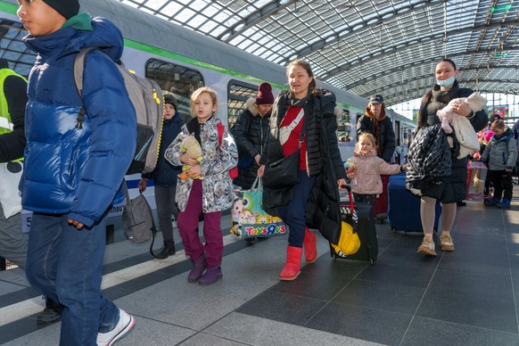 Berlin, ukrainische Flüchtlinge kommen am Berliner Hauptbahnhof an. Die Ukrainer selbst möchten nicht als Flüchtlinge angesehen werden, sondern als Reisende. Ankommende, die gerade aus dem Zug gestieg ...