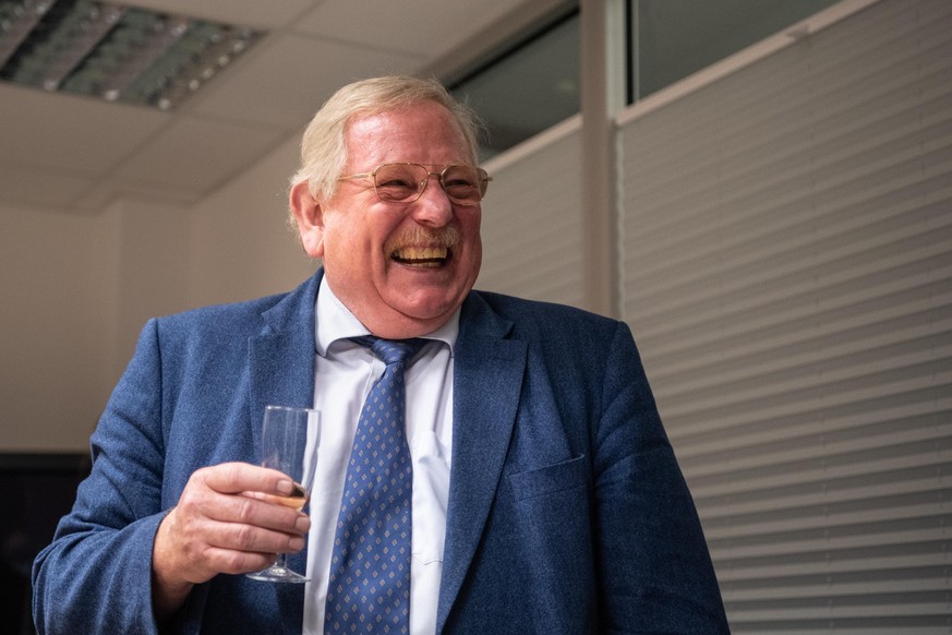 06.10.2020, Bayern, Garching: Reinhard Genzel, Astrophysiker am Max-Planck-Institut für extraterrestrische Physik, feiert seinen Nobelpreis für Physik. Foto: Matthias Balk/dpa +++ dpa-Bildfunk +++