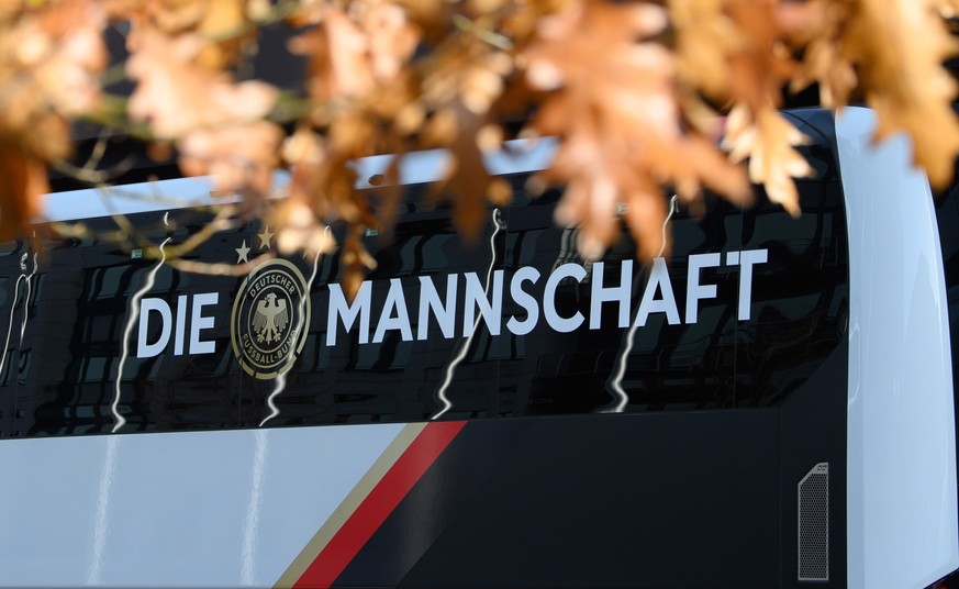 ARCHIV - 09.11.2020, Sachsen, Leipzig: Fu�ball: Nationalmannschaft, vor dem L�nderspiel gegen Tschechien. Der Mannschaftsbus mit dem Schriftzug �Die Mannschaft� steht vor dem Hotel. (zu dpa �DFB-Besch ...