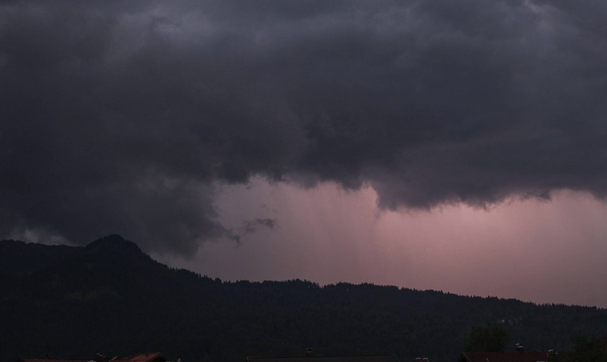 Gewitter im Allgäu Dunkle Wolken eines Gewitters sind am Abend über den Alpen bei Oberstdorf in Bayern zu sehen, für Teile des Oberallgäu galt eine Unwetterwarnung des Deutschen Wetterdienstes vor sch ...