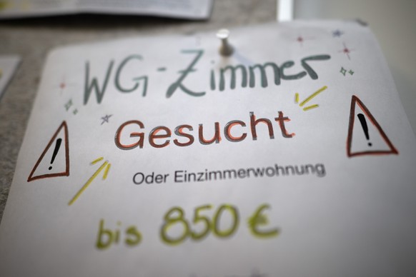 ARCHIV - 29.01.2024, Brandenburg, Potsdam: Ein Aushang f�r die Suche eines WG-Zimmers h�ngt in der Freien Universit�t Berlin. (zu dpa: �Studie: WG-Zimmer in Berlin kostet im Mittel 650 Euro�) Foto: Se ...
