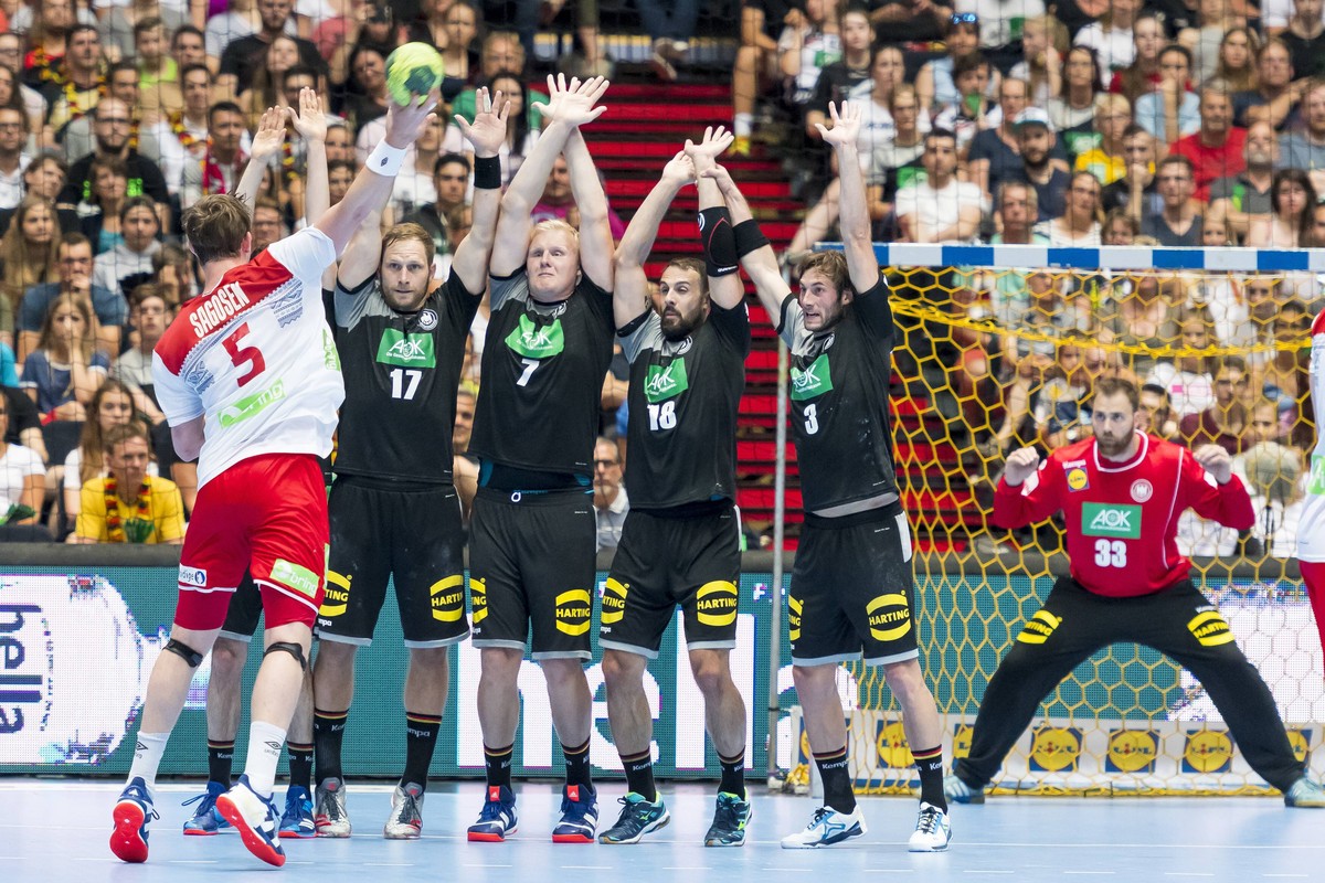GER, Handball Laenderpiel Herren, Deutschland vs Norwegen / 06.06.2018, Olympiahalle , Muenchen, GER, Handball Laenderpiel Herren, Deutschland vs Norwegen, im Bild Sander Sagosen (Norwegen 5) prueft S ...