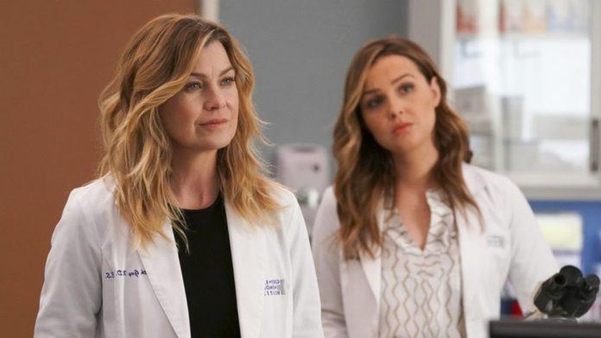 Meredith Grey (Ellen Pompeo, l.) operiert an und kämpft um Herzen.