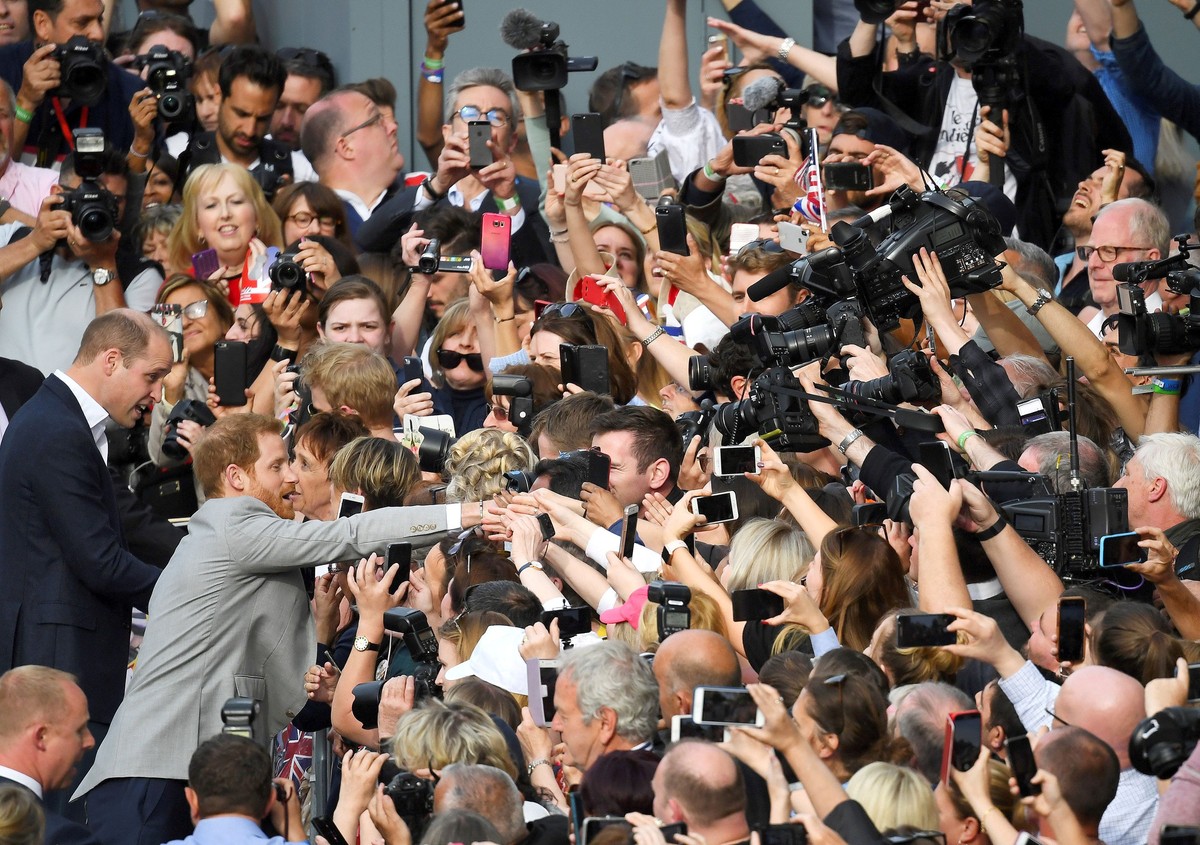 FILE PHOTO: Britain&#039;s Princes Harry and William greet well-wishers outside Windsor Castle ahead of Harry&#039;s wedding to Meghan Markle tomorrow, in Windsor, Britain, May 18, 2018. REUTERS/Dylan ...