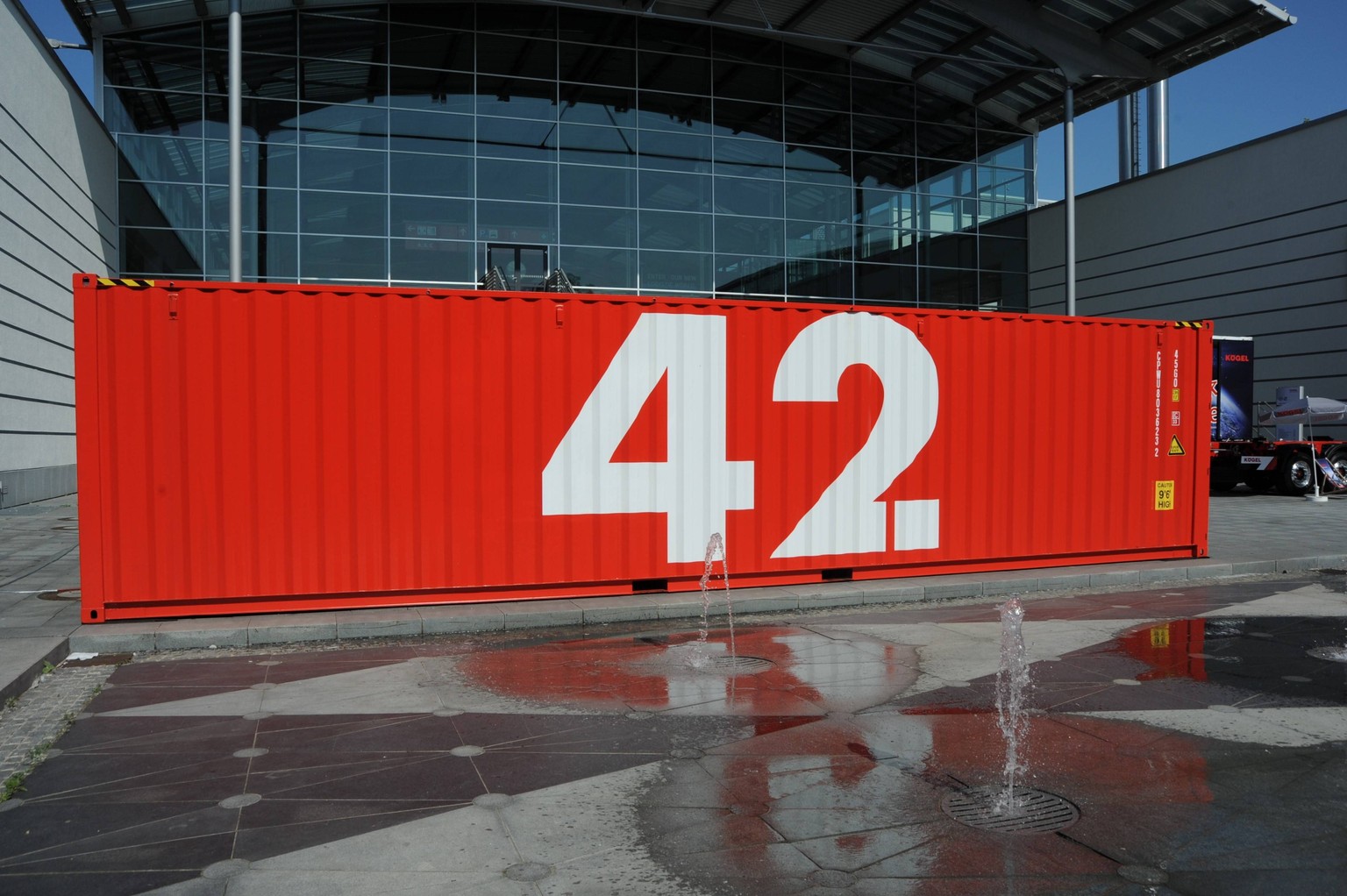 Transport Logistics, Messe fuer Transport in Muenchen, vom 04. bis 07.Juni 2019. Foto: Der Container 42 getaufte, smarte Ladungstraeger begibt sich auf Datensammlungsreise um die Welt. Container 42 is ...