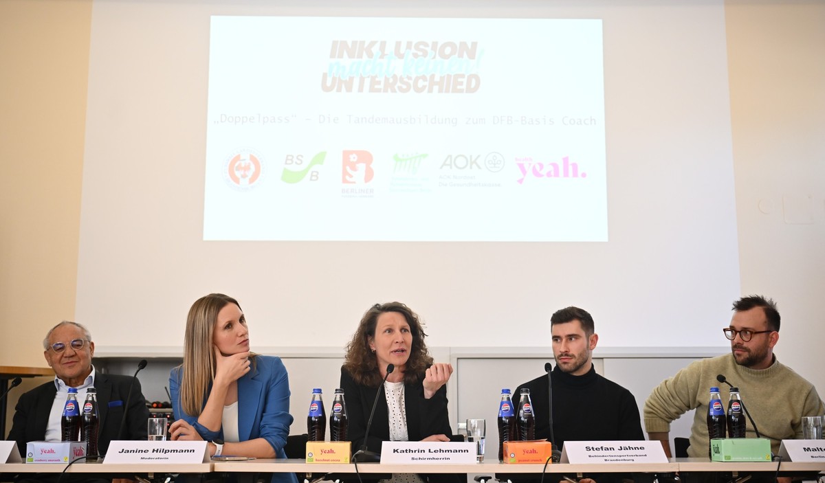 13.01.2025, Berlin: Felix Magath (l-r), Deutscher Fu�balltrainer und Schirmherr, Janine Hilpmann, Moderatorin, Kathrin Lehmann, ehemalige Fu�ballspielerin und Schirmherrin, Stefan J�hne, Behindertensp ...