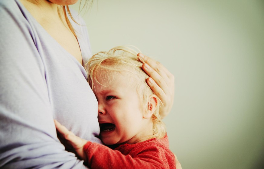 Der Sohn unserer Autorin braucht ständig ihre körperliche Nähe. (Symbolbild)