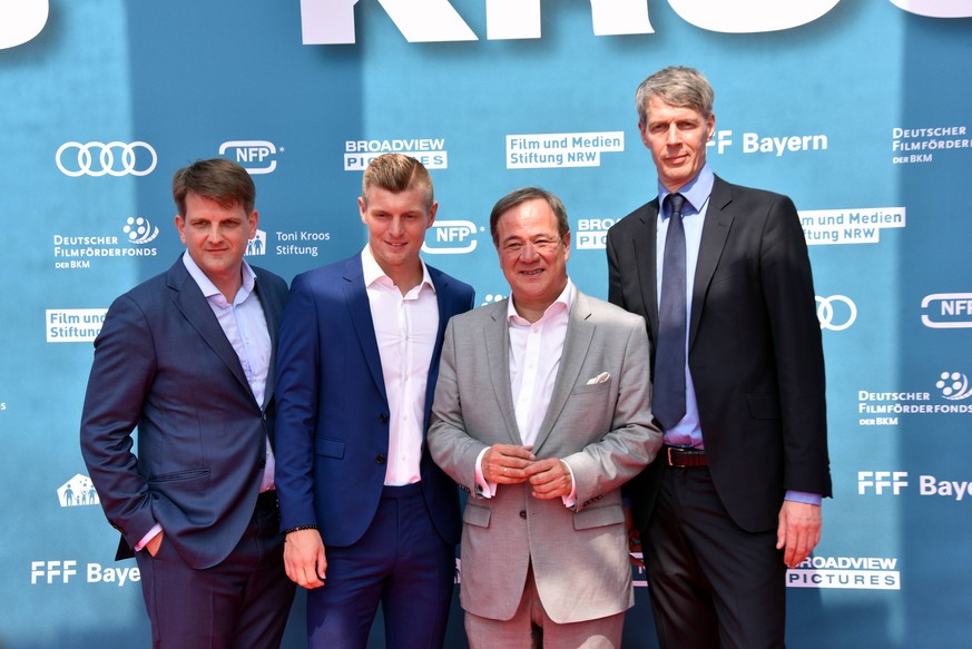 Manfred Oldenburg (ganz rechts) bei der Premiere in Köln mit Armin Laschet, NRW-Ministerpräsident, Toni Kroos und Produzent Leopold Hoesch (rechts nach links).