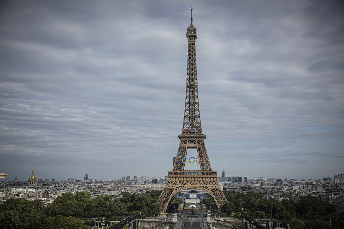 14.07.2024, Frankreich, Paris: Die olympischen Ringe sind auf dem Eiffelturm zu sehen. Foto: Aurelien Morissard/AP +++ dpa-Bildfunk +++