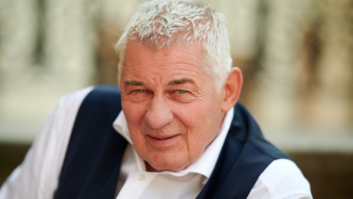 ARCHIV - 23.09.2020, Nordrhein-Westfalen, Bergisches Land Bei Köln: Der Schauspieler Heinz Hoenig sitzt bei einem Fototermin bei Dreharbeiten zur TVNOW Serie &quot;Verbotene Liebe - Next Generation&qu ...