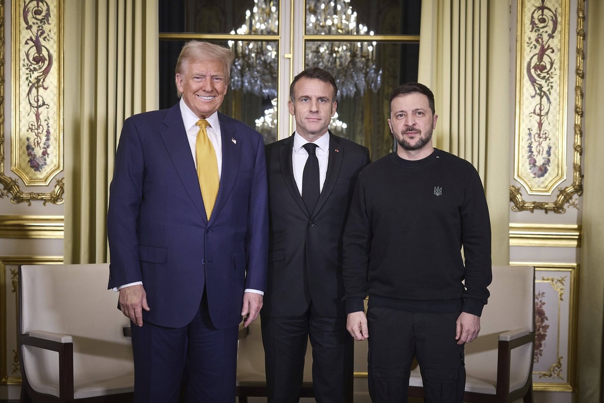 December 7, 2024, Paris, France: Ukrainian President Volodymyr Zelenskyy, right, poses with French President Emmanuel Macron, center, and U.S president-elect Donald Trump, left, before a trilateral me ...
