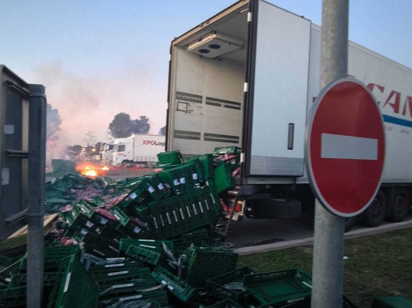 Immer mehr Bauern und Produzenten in Frankreich machen ihrem Ärger Luft und blockieren Straßen.