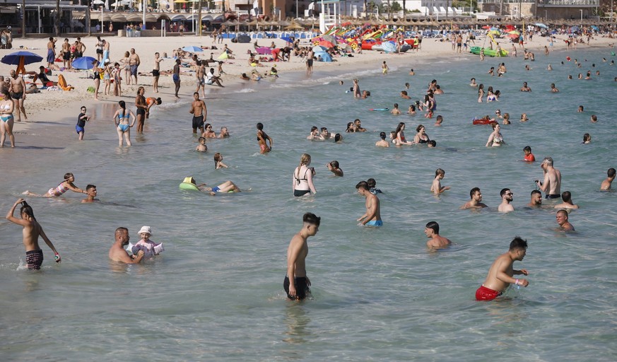 21.07.2022, Spanien, Magaluf: Menschen baden in gro
