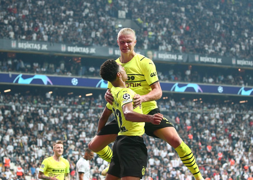 Erling Haaland und Jude Bellingham bejubeln einen Treffer von Dortmund