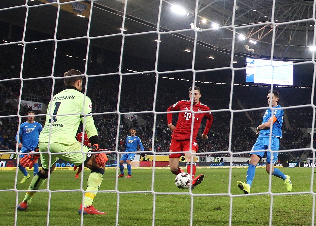 18.01.2019, xtvx, Fussball 1.Bundesliga, TSG 1899 Hoffenheim - FC Bayern Muenchen emspor, v.l. Goal scored, Tor zum 1:3 Robert Lewandowski (FC Bayern Muenchen) Torwart Oliver Baumann (TSG 1899 Hoffenh ...