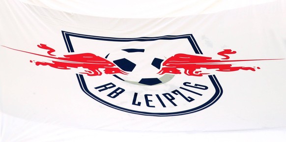 Leverkusen - RB Leipzig / Fussball Bundesliga Leverkusen, 06.04.2019, BayArena, Fussball, Bundesliga, 28.Spieltag , Bayer 04 Leverkusen vs. RB Leipzig 2:4 (2:1) , Im Bild: Emblem von RB Leipzig auf ei ...