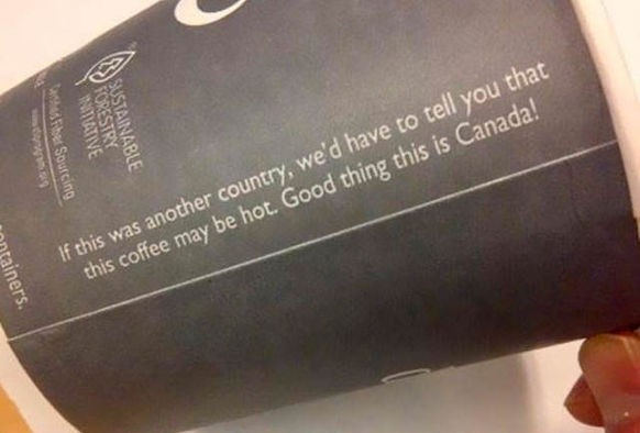 "Wäre das ein anderes Land, müssten wir dir hier sagen, dass dieser Kaffee heiß sein könnte. Zum Glück sind wir in Kanada!"