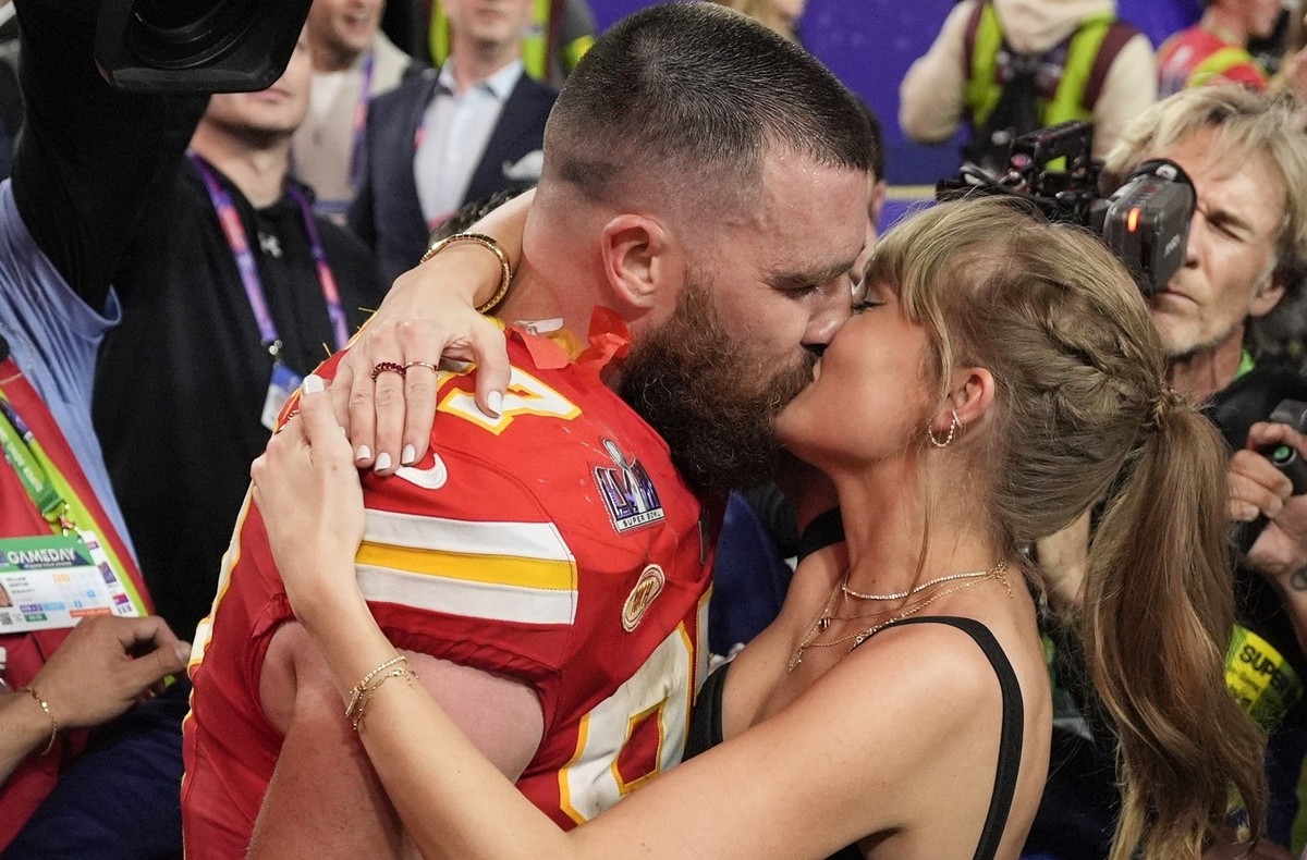 Kansas City Chiefs tight end Travis Kelce (87) kisses Taylor Swift after the NFL Super Bowl 58 football game against the San Francisco 49ers, Sunday, Feb. 11, 2024, in Las Vegas. The Chiefs won 25-22. ...