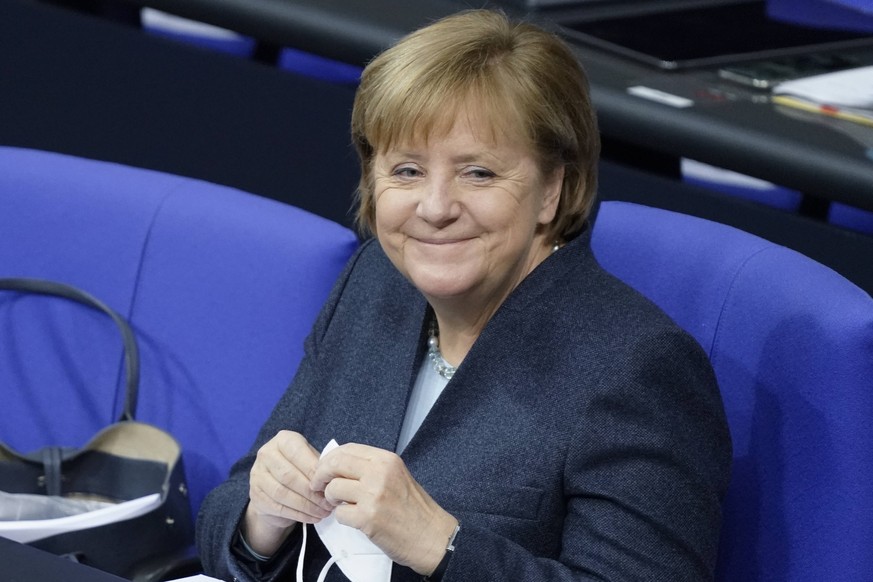 Deutscher Bundestag 201. Sitzung Aktuell, 16.12.2020, Berlin, Angela Merkel die Bundeskanzlerin der Bundesrepublik Deutschland gut gelaunt und schmundelnd im Portrait auf der Regierungsbank bei der De ...