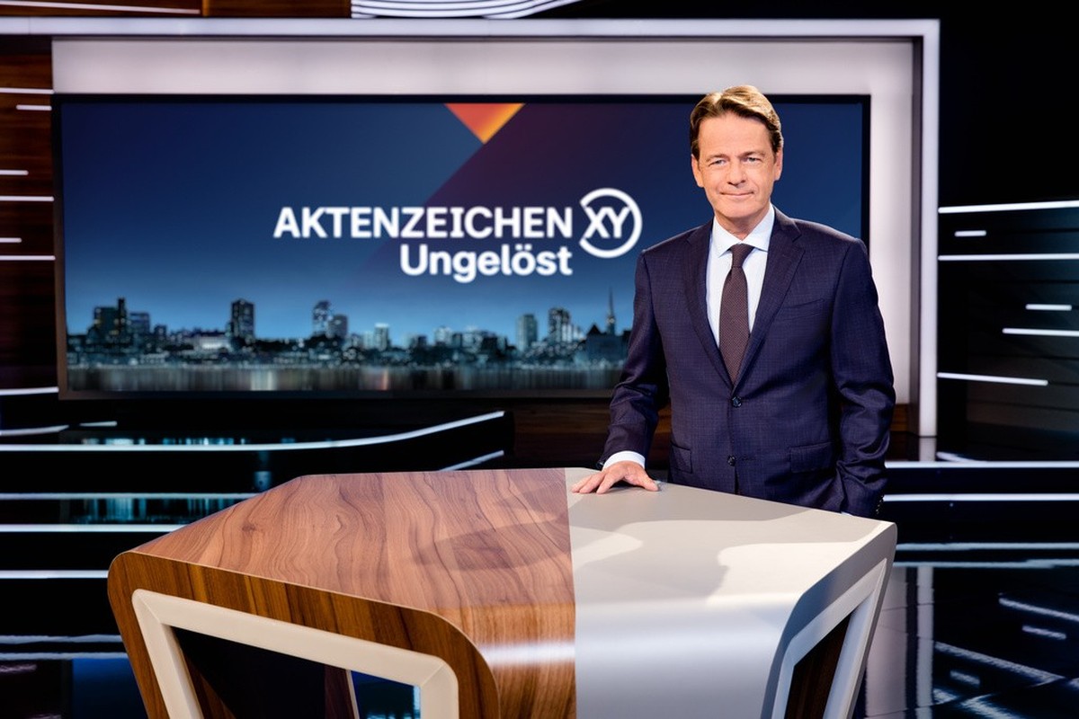 Moderator Rudi Cerne im Studio
