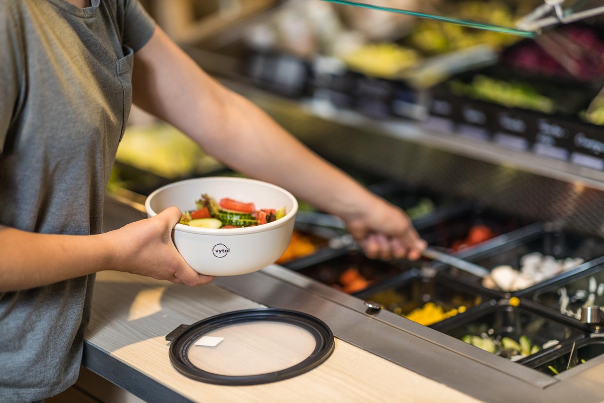 So soll es aussehen: Salat essen, die Schale zurückbringen, fertig – und das bei Rewe.