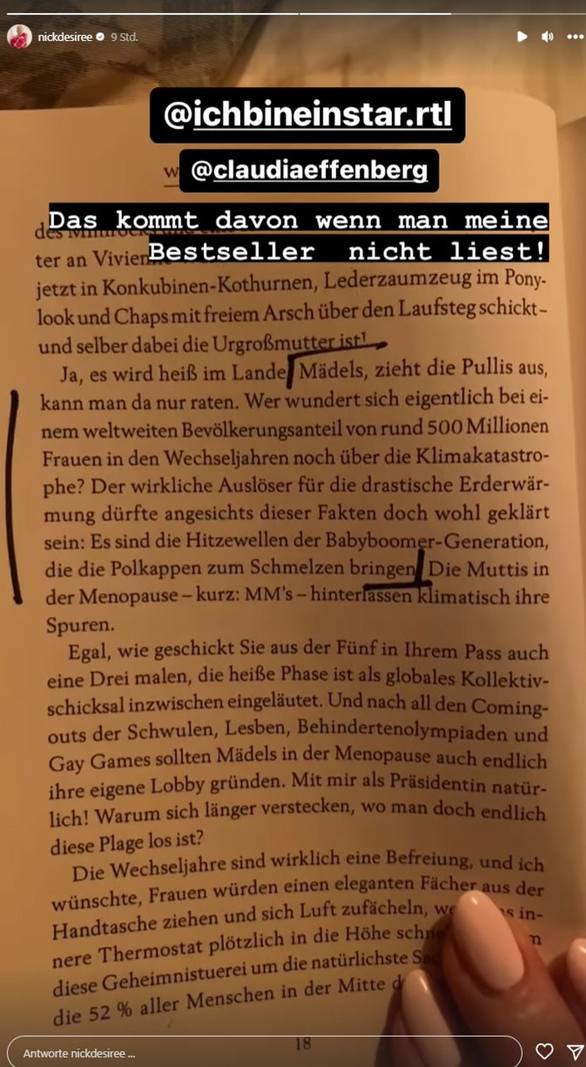 Désirée Nick zeigt einen Ausschnitt aus einem ihrer Bücher.