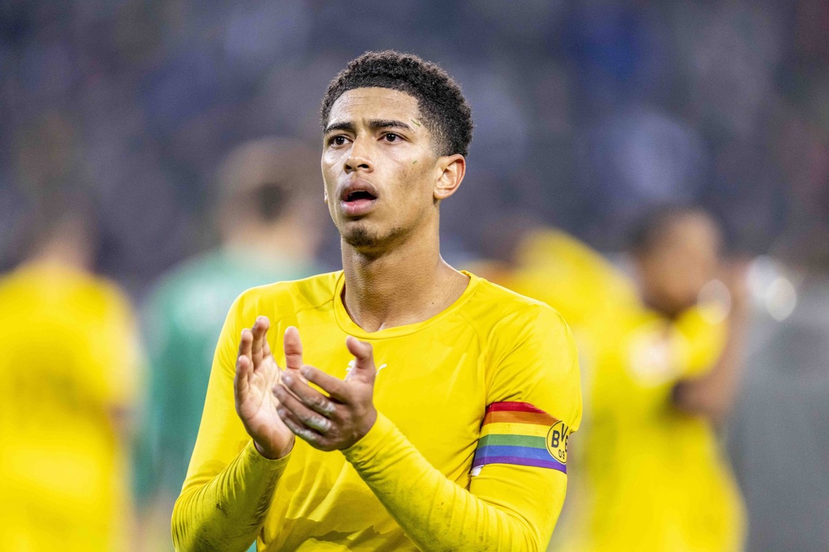 Fußball: 1. Bundesliga, 15. Spieltag, Borussia Mönchengladbach - Borussia Dortmund am 11.10.11.2022 im Borussia Park in Mönchengladbach. Dortmunds Jude Bellingham verabschiedet sich. DFL REGULATIONS P ...