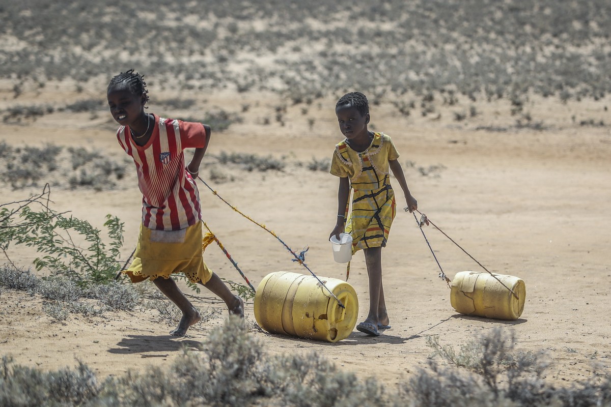 ARCHIV - 12.05.2022, Kenia, Lomoputh: Zwei junge M